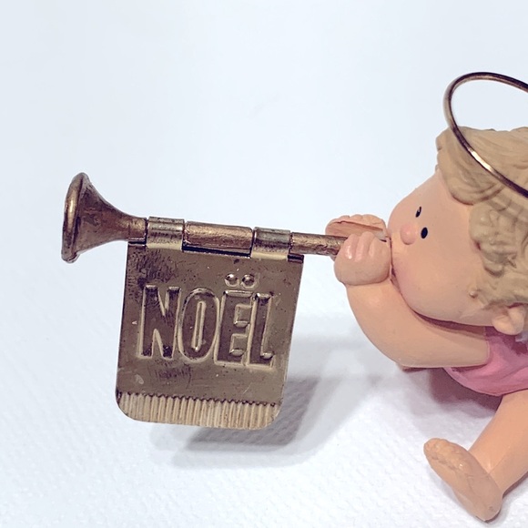 Musical angel Hallmark ornament - Picture 4 of 12